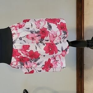 body Central Pink gray flowered mini skirt with two pockets. Size Large